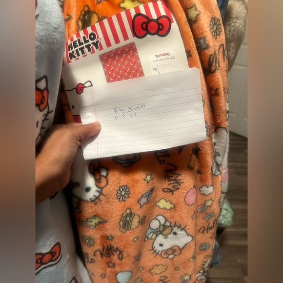 HELLO KITTY ORANGE HAMBURGER THROW BLANKET - Picture 3 of 3